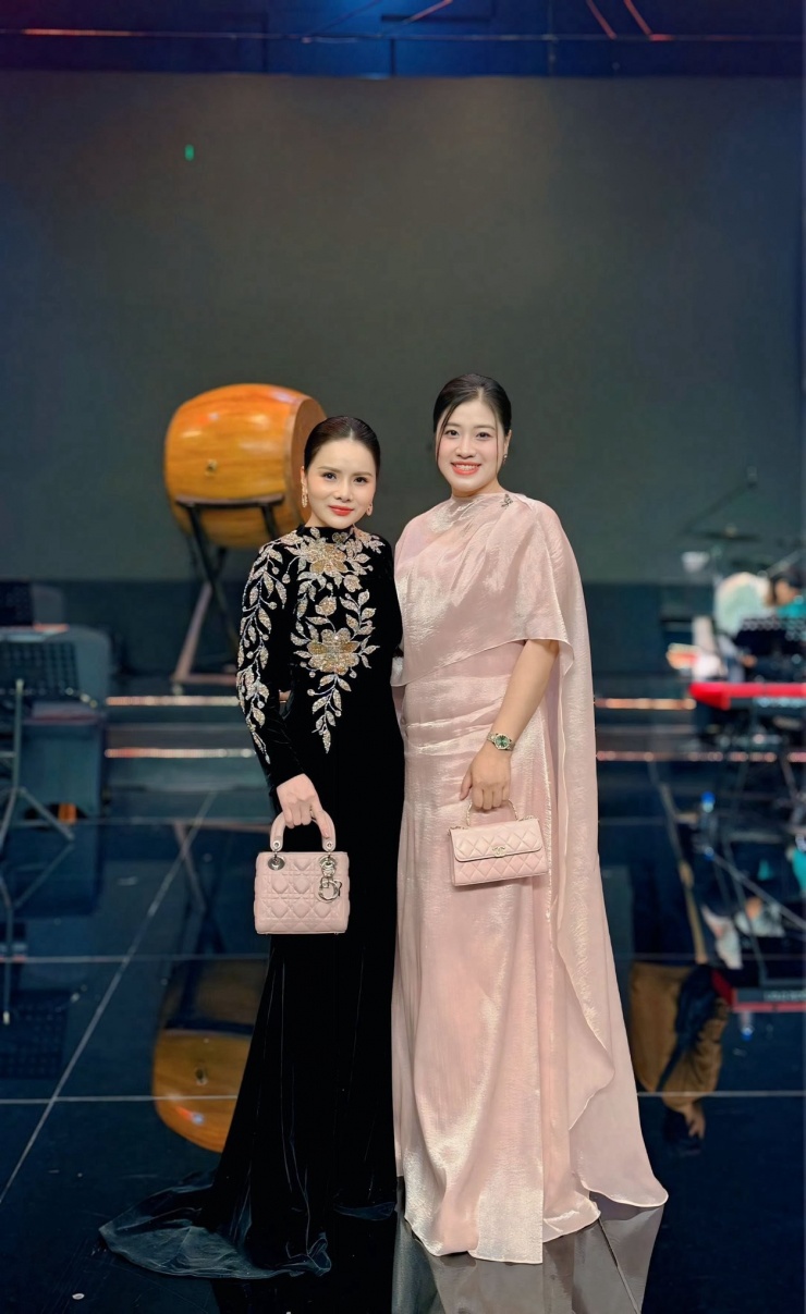 Ca sĩ Đinh Thành Lê đăng ảnh xinh đẹp khi cùng đồng nghiệp Bích Hồng làm giám khảo bán kết cuộc thi Tiếng hát Hà Nội 2025.