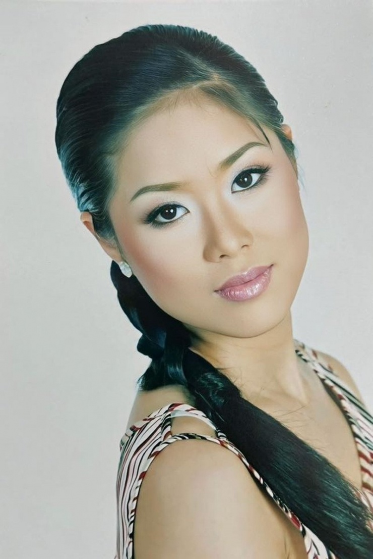 Diễn viên Lê Phương chia sẻ ảnh năm 2005 cùng dòng trạng thái ngắn gọn 'Xuân thì', gợi nhớ kỷ niệm tuổi trẻ.