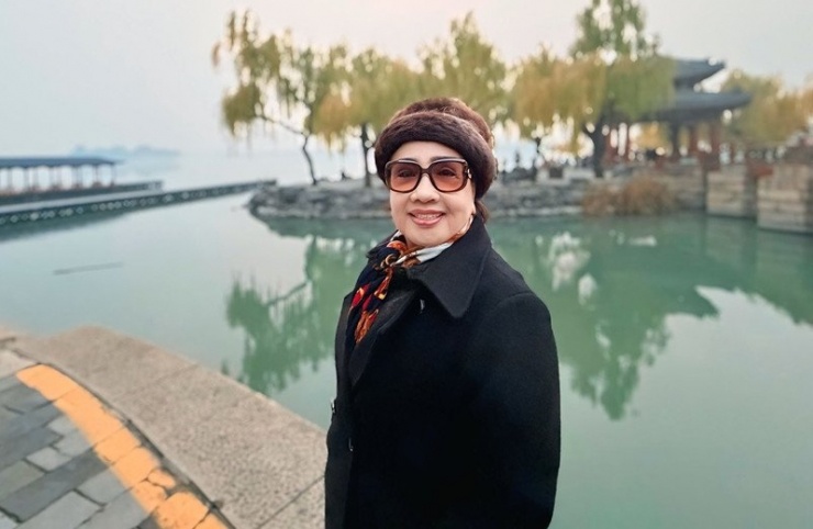 NSND Lệ Thủy hào hứng khám phá cảnh đẹp Bắc Kinh, Trung Quốc.