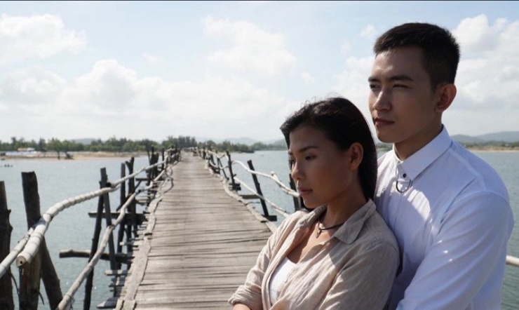 Diễn viên Thúy Diễm bày tỏ niềm tiếc nuối khi nghe tin cầu Ông Cọp Phú Yên - nơi cô quay phim 'Cát đỏ' cùng Võ Cảnh bị hư hại sau bão lũ.