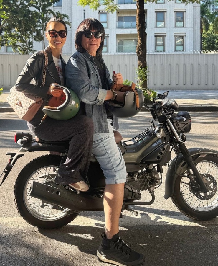 Siêu mẫu Hà Anh khoe được bố chở xe máy đi dạo phố Hà Nội, uống cà phê khi về thăm gia đình.