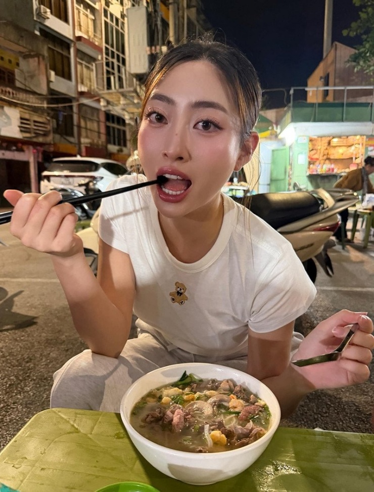 Hoa hậu Lương Thùy Linh tranh thủ thưởng thức món phở nổi tiếng ở Hạ Long.