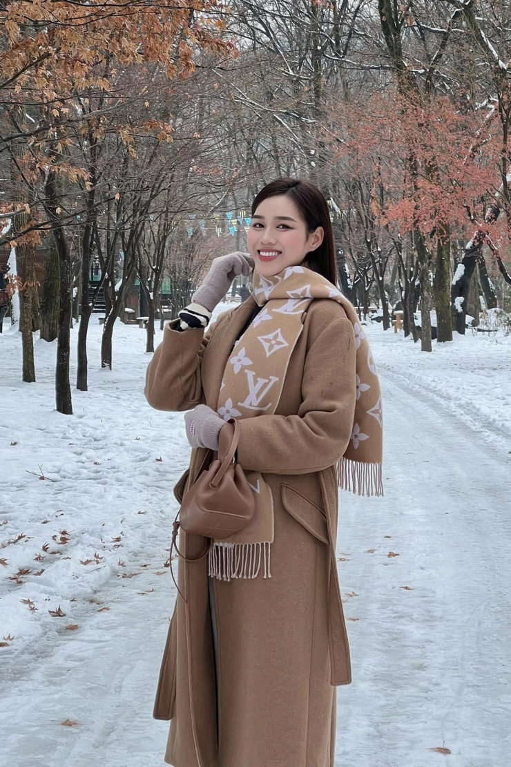 Trench coat màu camel hoặc các gam trung tính được nhiều quý cô ưa chuộng - trong đó có hoa hậu Đỗ Thị Hà - bởi nét thanh lịch đặc trưng và phù hợp không khí mùa lạnh.