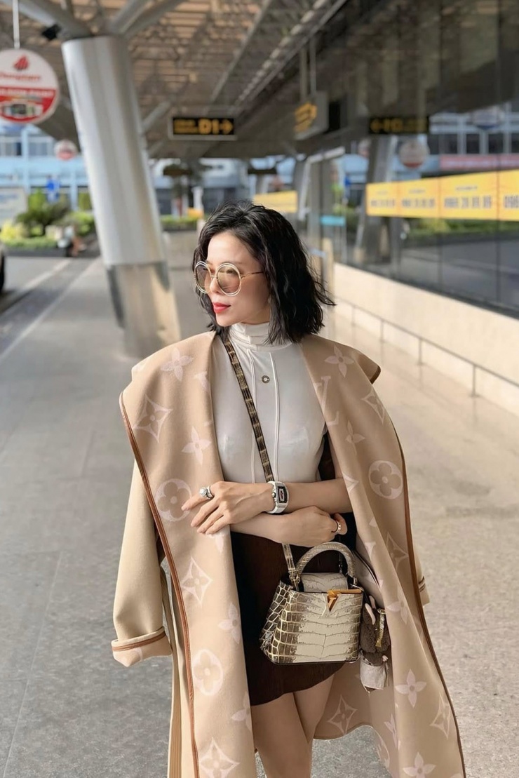 Ca sĩ Lệ Quyên sử dụng loạt phụ kiện đắt đỏ gồm túi Louis Vuitton Capucines da cá sấu bạch tạng, đồng hồ Richard Mille và nhẫn kim cương cỡ lớn.