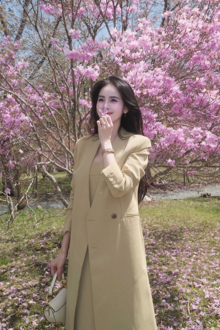 Người đẹp Hương Liên duyên dáng cùng xiêm y theo xu hướng monochrome.