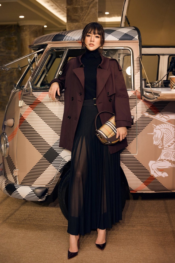 Để tăng nét sang trọng cho phù hợp tính chất sự kiện, á hậu Tú Anh mặc trench coat kèm váy maxi xuyên thấu và giày cao gót mũi nhọn cổ điển.