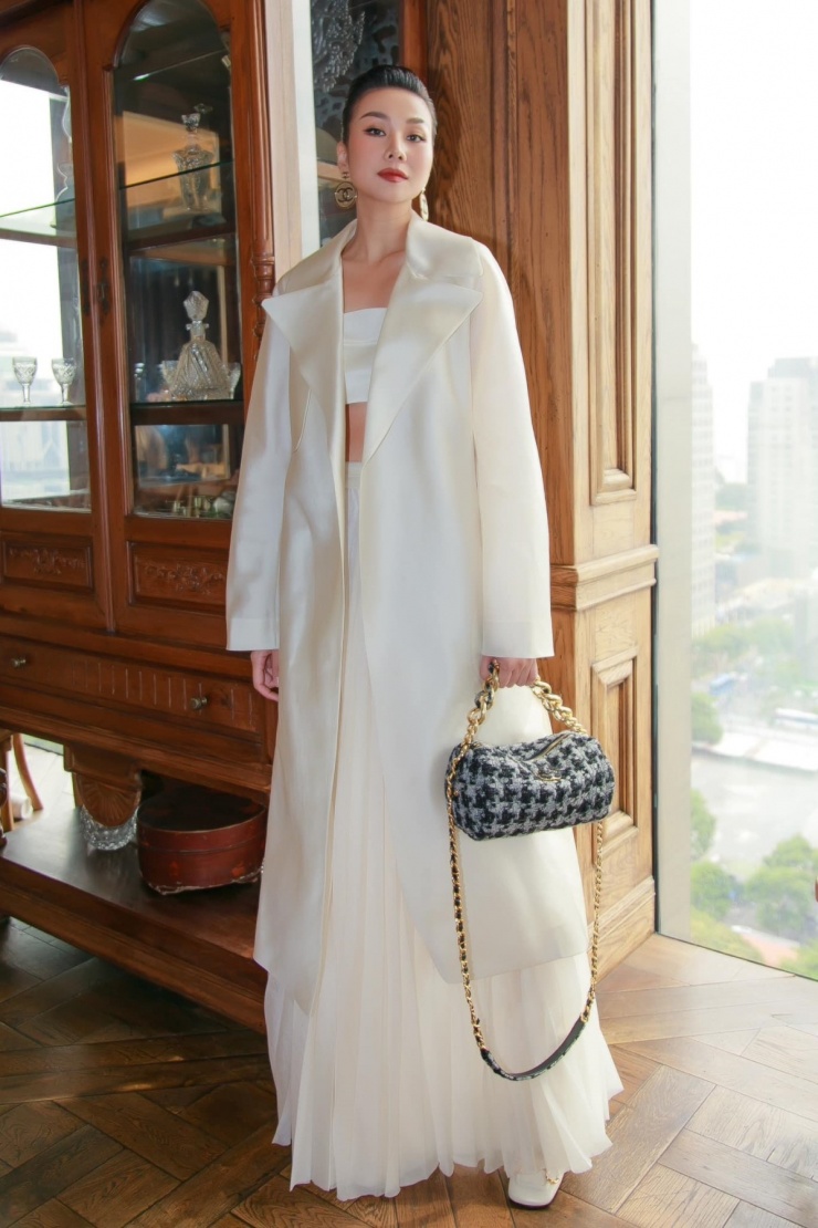 Bra top đồng điệu giúp vẻ ngoài của người mẫu Thanh Hằng trở nên hấp dẫn, hiện đại hơn.