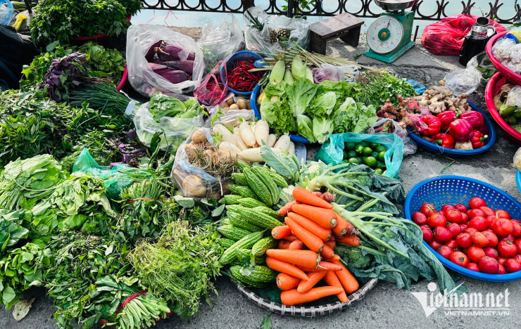 Rau xanh ở chợ Hà Nội tăng giá phi mã. Ảnh: Tâm An