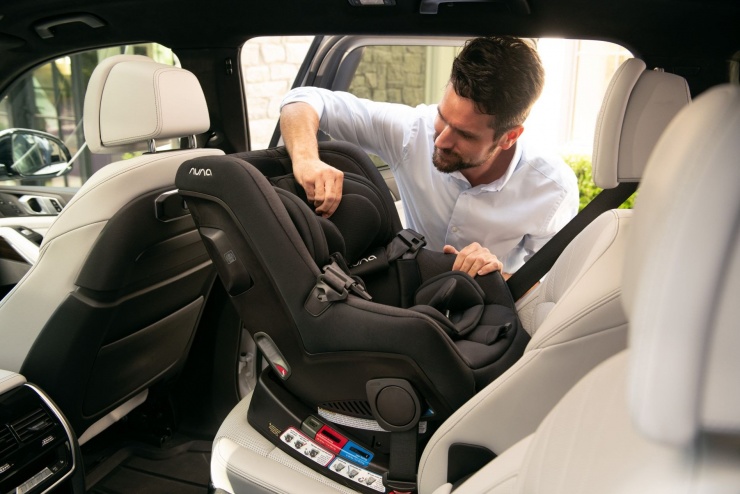 Chi phí cho mỗi chiếc ghế an toàn cho trẻ từ vài triệu đến cả chục triệu đồng, tạo áp lực không nhỏ cho tài xế xe dịch vụ. Ảnh: Uber