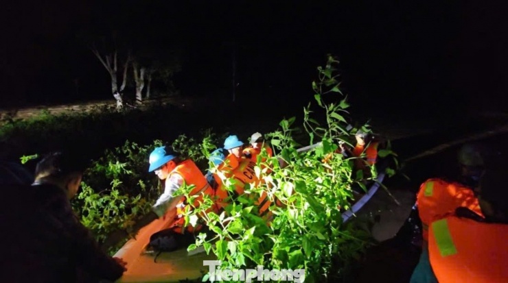 Chiếc thuyền chở đoàn của ông Nguyễn Ngọc Pháp - Chủ tịch UBND xã Krông Bông gặp sự cố.