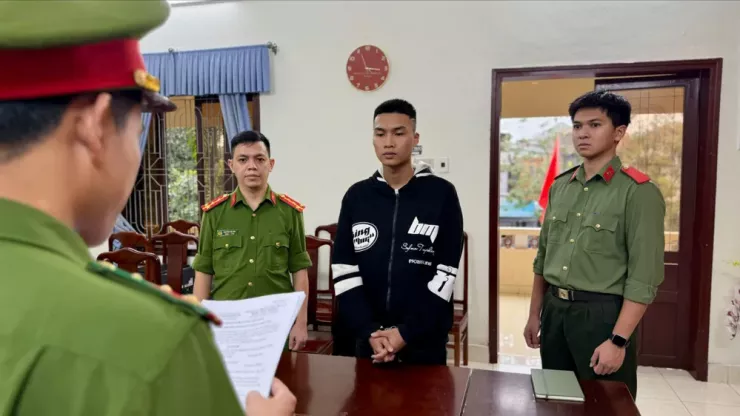 Công an tống đạt quyết định khởi tố đối với Hồ Thúc Minh Tiến.