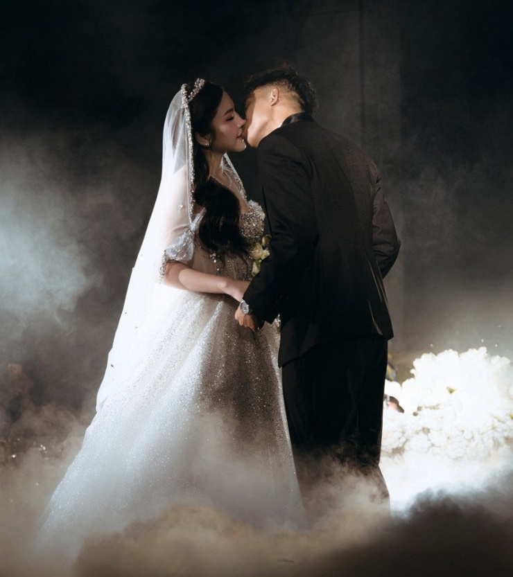 Cặp đôi kết hôn sau 7 năm gắn bó 