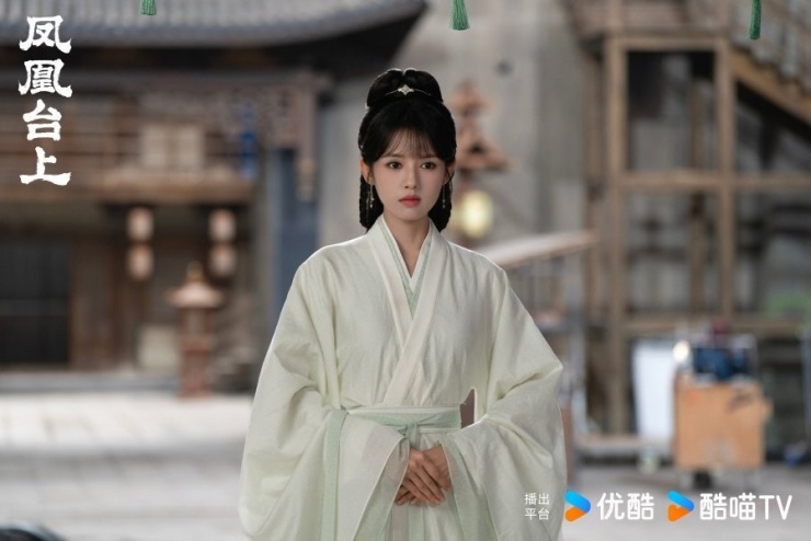 Bành Tiểu Nhiễm của 'Phượng Hoàng Đài Thượng' lại khiến khán giả 'u mê lạc lối' với tỷ lệ eo hông đáng kinh ngạc - 3