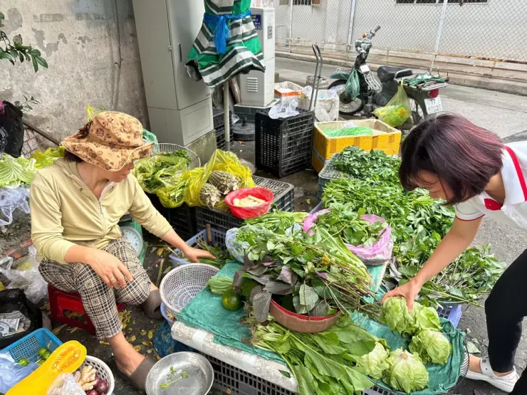 Rau củ tăng giá gây áp lực cho cả người bán, người mua và các hàng quán ăn. Ảnh: THU HÀ