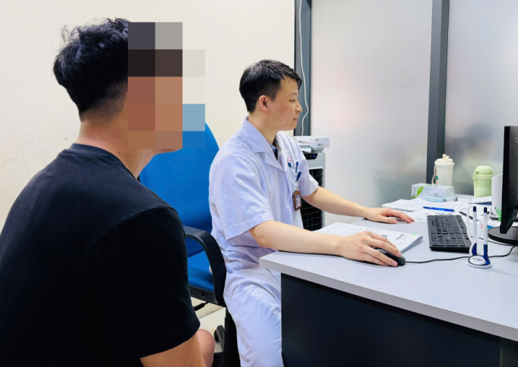 Bác sĩ Mai Văn Lực khám cho bệnh nhân. Ảnh: PV.