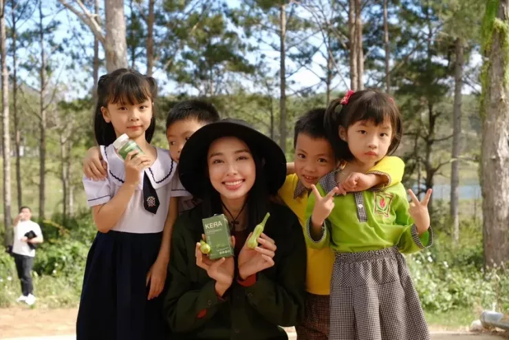 Hoa hậu Thùy Tiên bị chỉ trích vì từng hợp tác với sản phẩm kẹo rau củ Kera. Ảnh: MXH