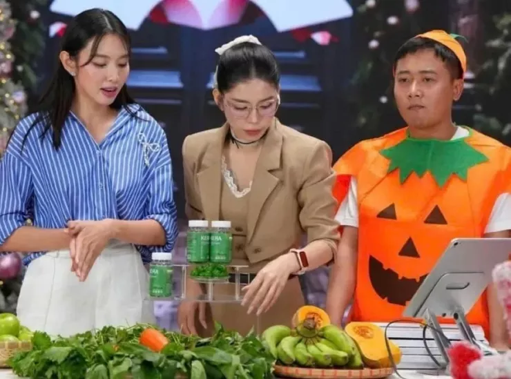 Quang Linh Vlogs, Hằng Du Mục và hoa hậu Thùy Tiên quảng cáo kẹo rau củ Kera. Ảnh: MXH