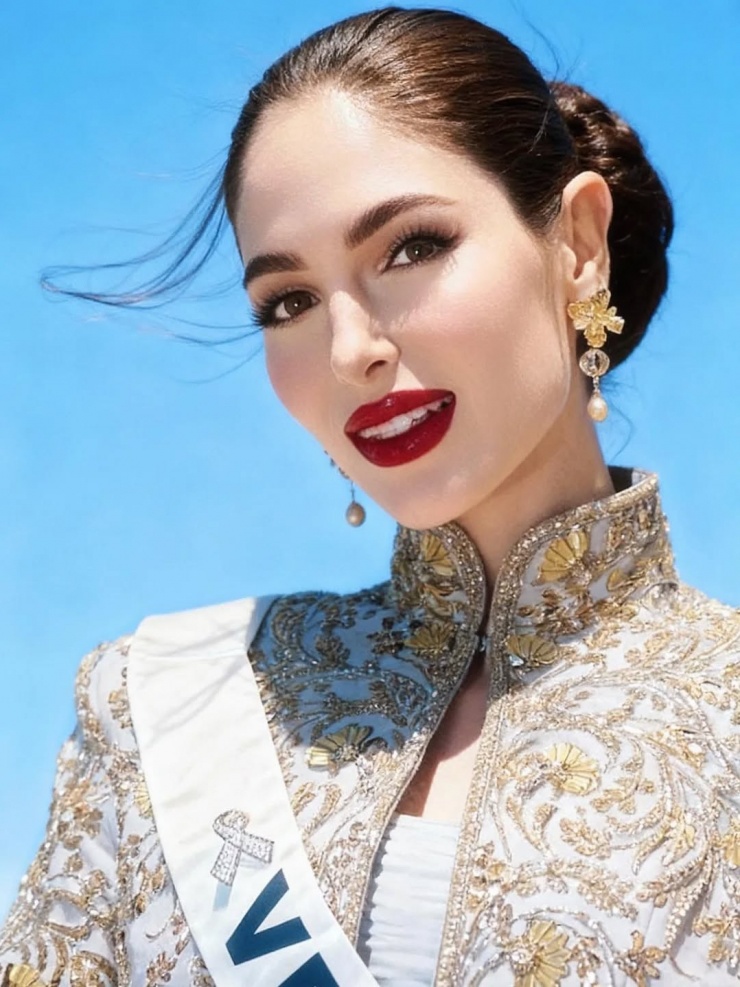  Màn catwalk với áo tắm của Stephany Abasali hôm 14/11.