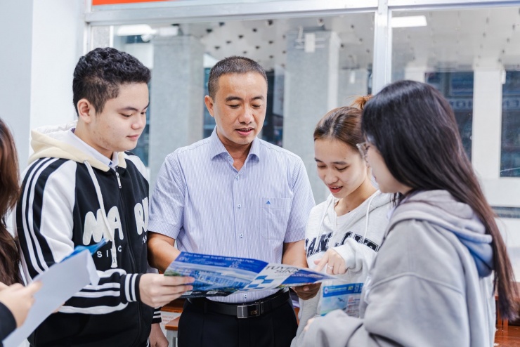 Ông Sơn làm Phó phòng đào tạo những năm 2012-2018, kiêm phó giám đốc trung tâm tuyển sinh. Sau đó ông làm Giám đốc trung tâm tuyển sinh và truyền thông từ cuối năm 2018 tới nay. Sau khi bị đột quỵ cuối tháng 8 năm 2019, ông Sơn dành một thời gian để hồi phục sức khỏe.