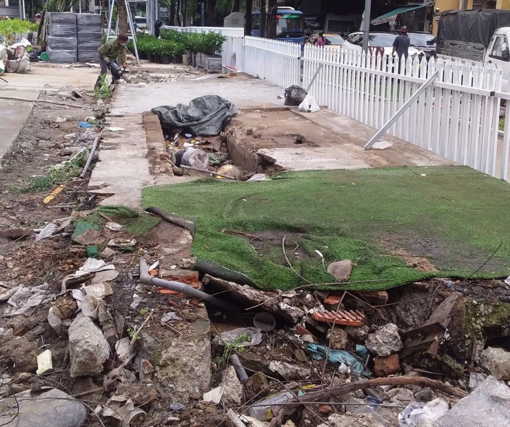 Khu vực lắp đặt nhà vệ sinh công cộng hiện đang được các nhân công đục bê tông ở phần nền. Ảnh: NDCC