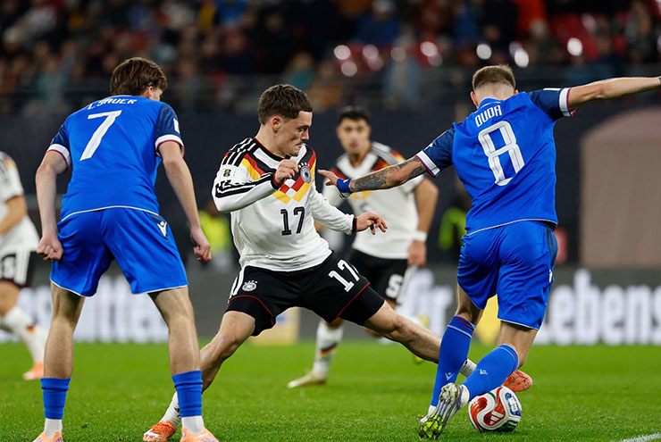 Kết quả bóng đá ĐT Đức - Slovakia:  " Đánh tennis "  trong trận chung kết bảng (Vòng loại World Cup)