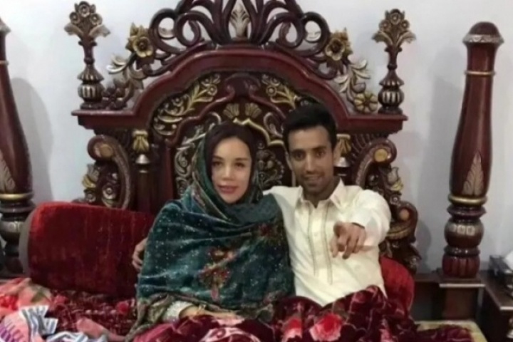 U50 tái hôn với chàng trai Pakistan 27 tuổi, mở 2 trường học, theo chồng về quê rồi choáng với cảnh trước sân