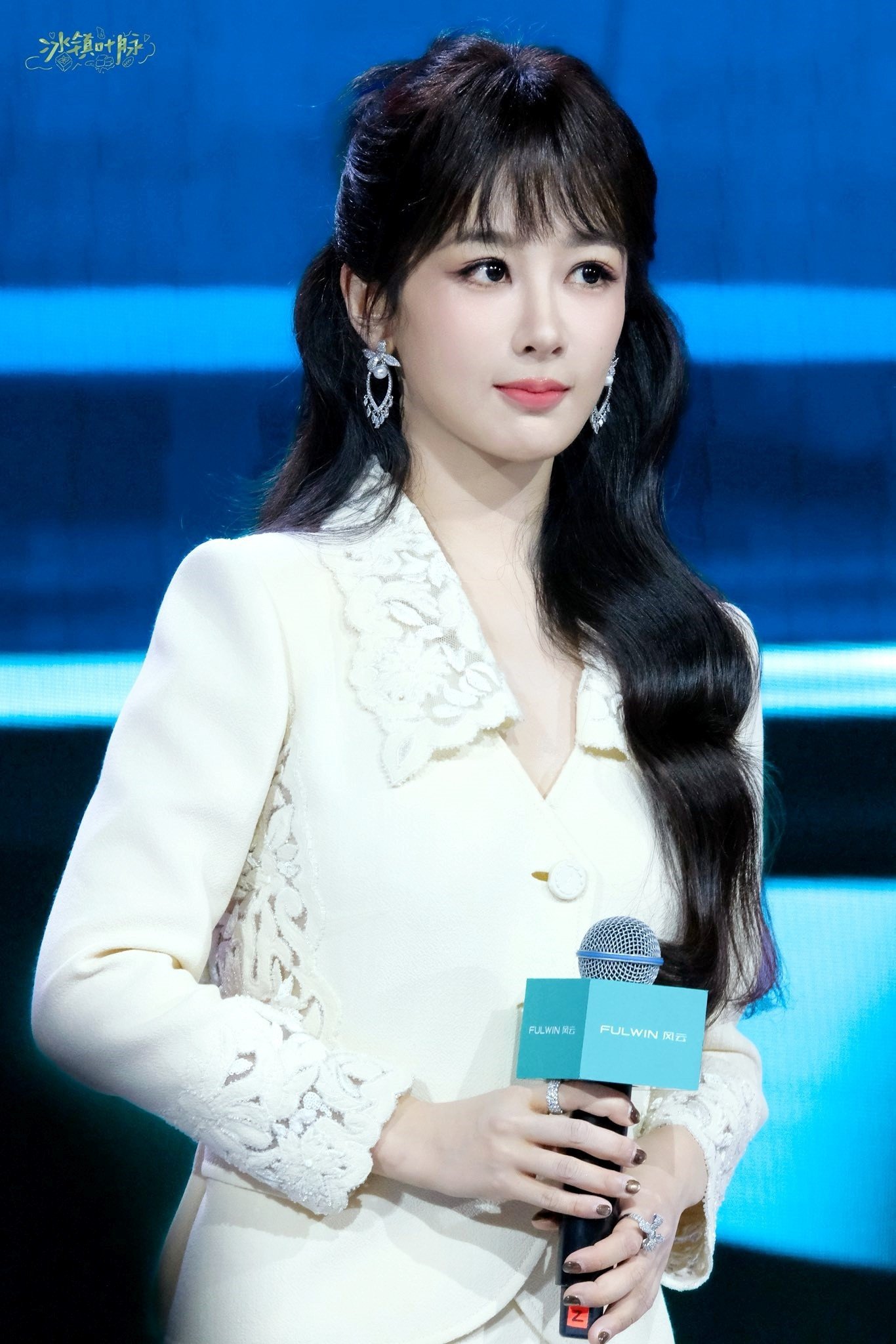 Dương Tử tự làm mình già đi nhiều tuổi với bộ trang phục đắt giá.