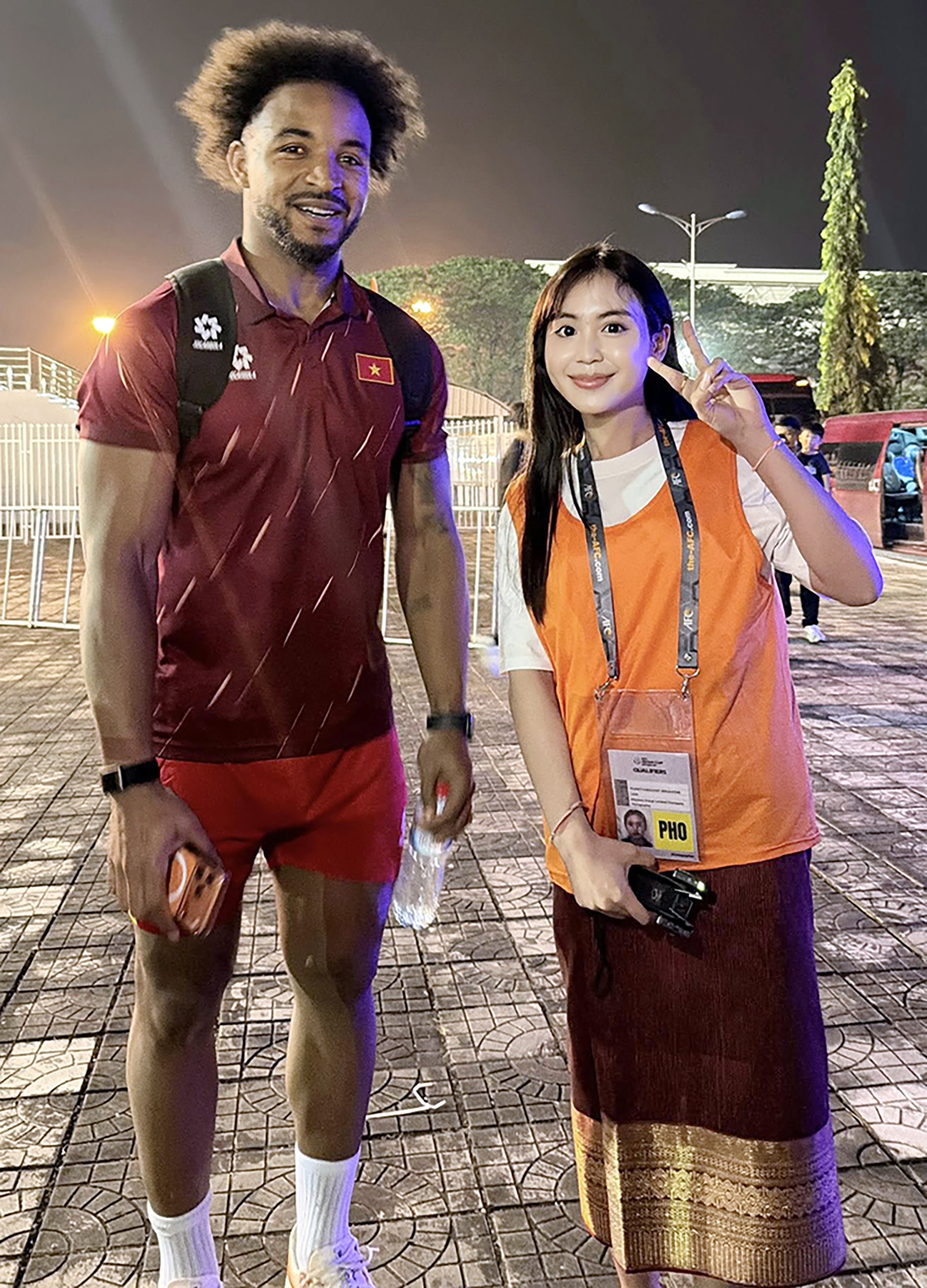 Kết thúc buổi tập của ĐT Việt Nam, Xuân Son được "Maysaa - cô gái Lào" kèm khá chặt. Maysaa sinh năm 2001, tên thật là Bouavone Phanthabouasy, cô đang là sinh viên của trường Đại học Kinh tế Quốc dân Hà Nội. Maysaa sắm vai cô phóng viên Lào duy nhất có mặt ở buổi tập của ĐT Việt Nam tối ngày 18/11. 