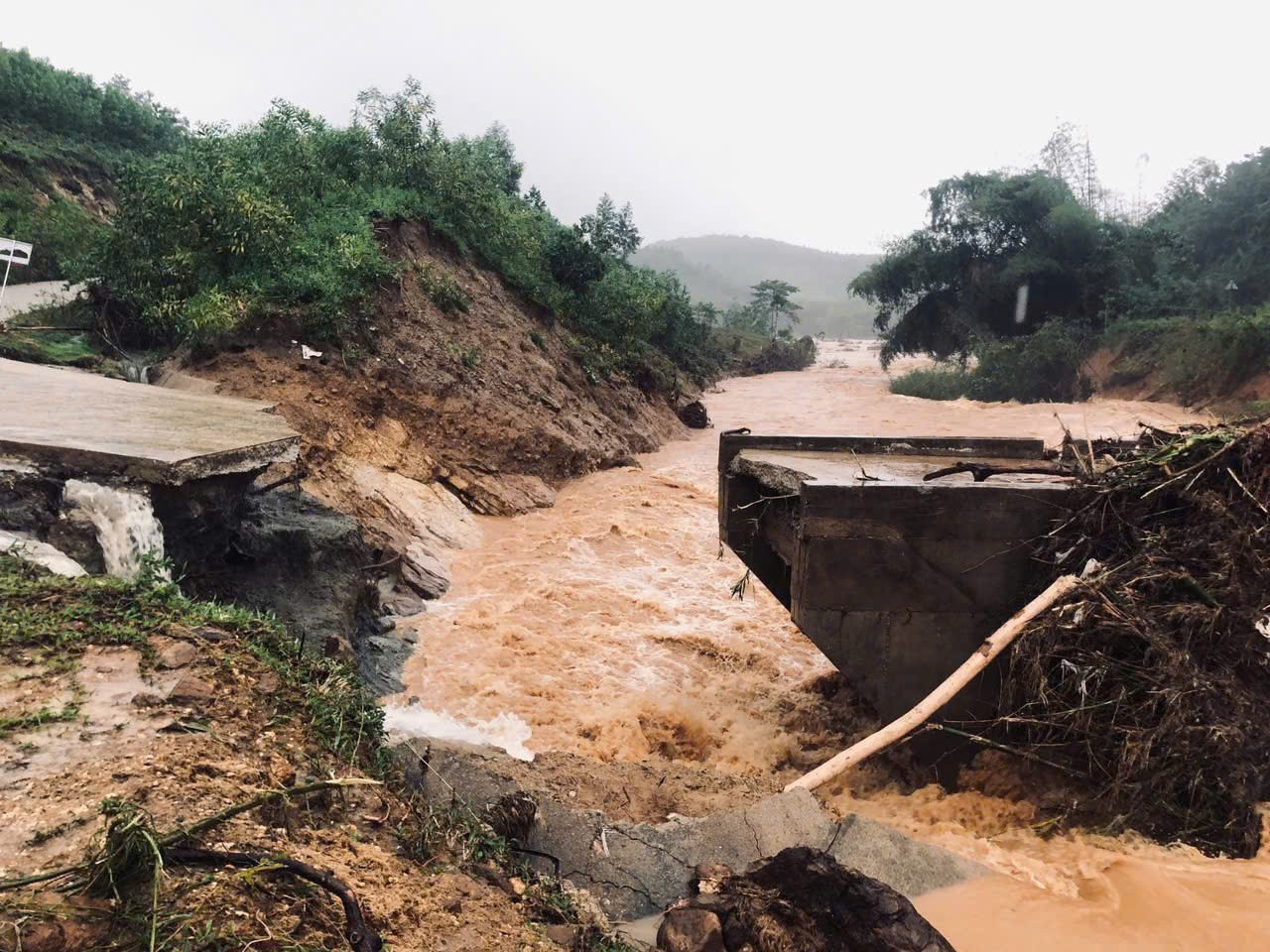 Cận cảnh cầu Nước Bao bị lũ cuốn sập, gần 300 hộ dân bị cô lập - 1