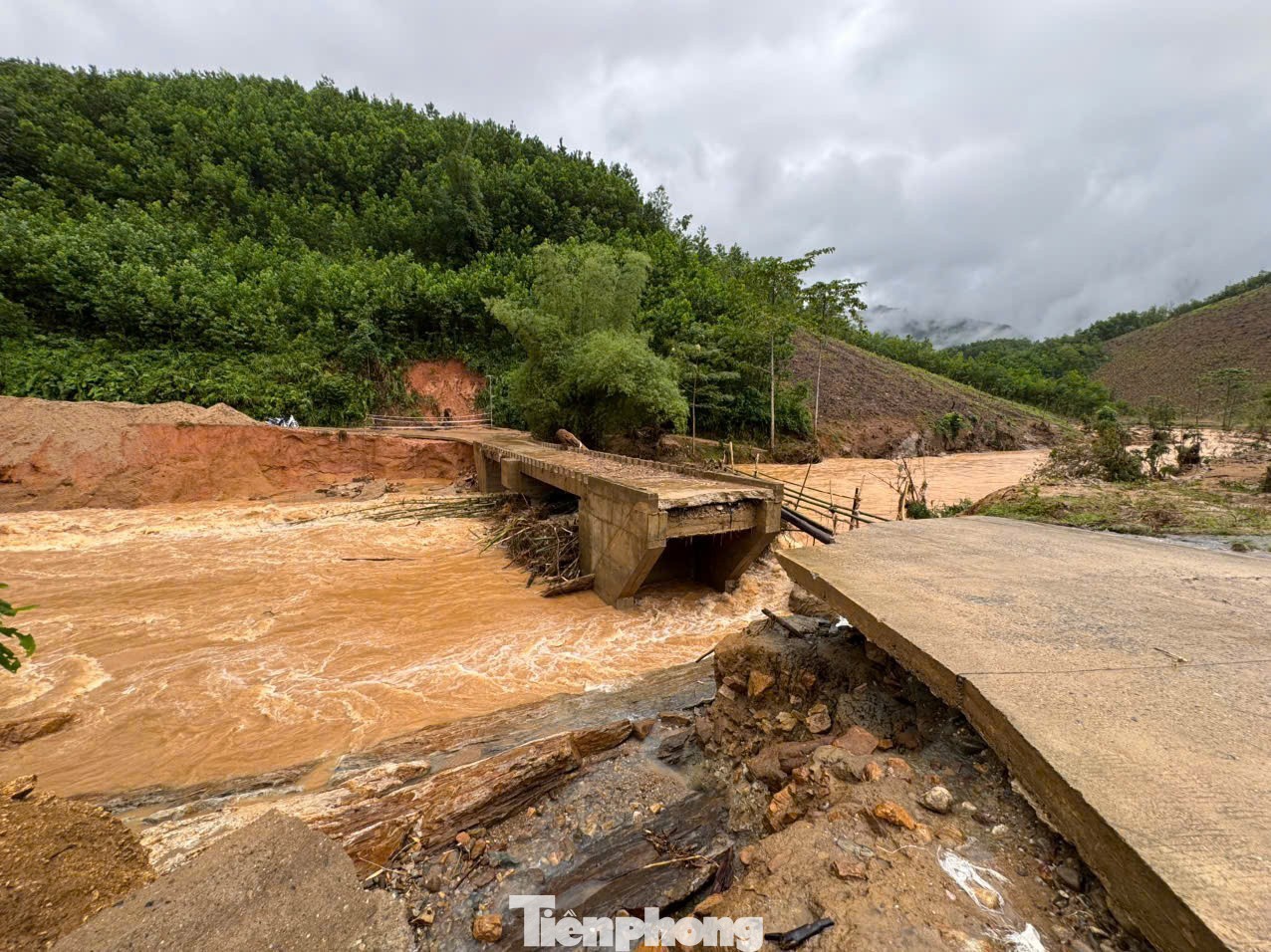 Cận cảnh cầu Nước Bao bị lũ cuốn sập, gần 300 hộ dân bị cô lập - 2