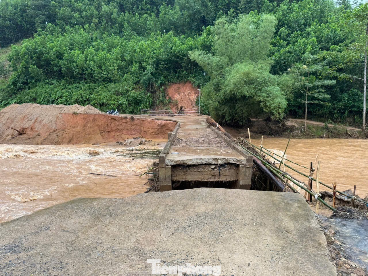 Cầu Nước Bao (xã Sơn Hà, tỉnh Quảng Ngãi) bị lũ cuốn trôi.