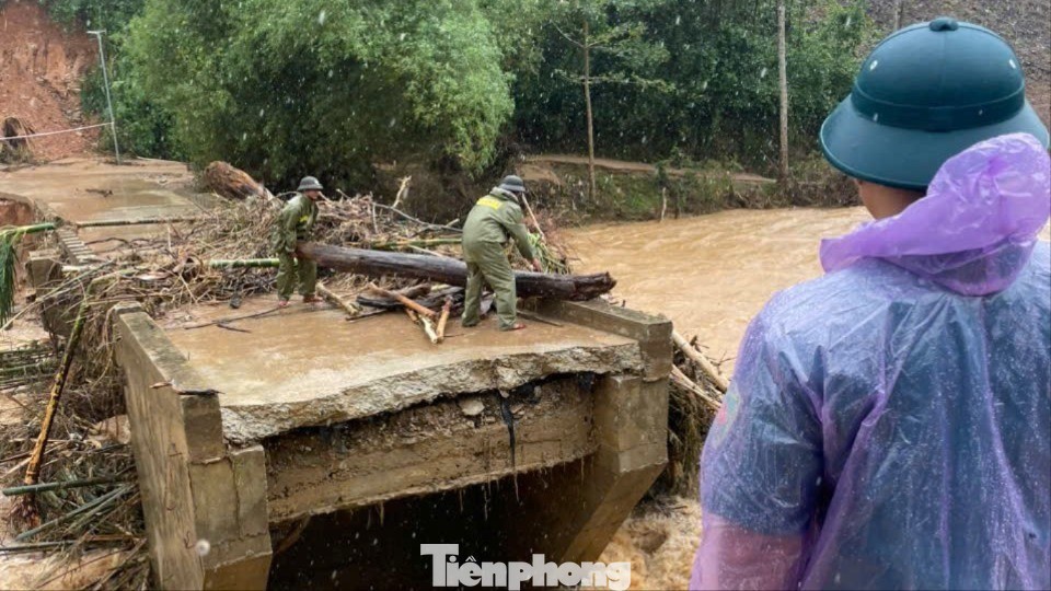 Cầu Nước Bao (xã Sơn Hà, tỉnh Quảng Ngãi) bị lũ cuốn trôi.