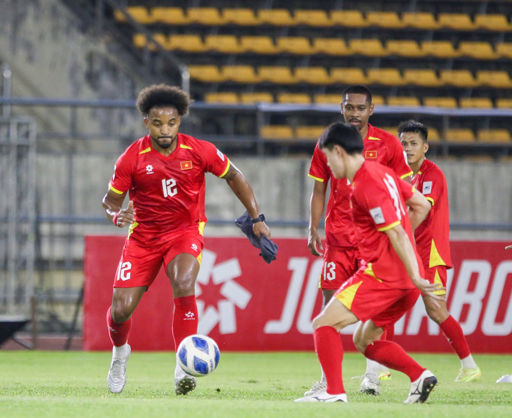 Xuân Son tập cực sung cùng đồng đội.