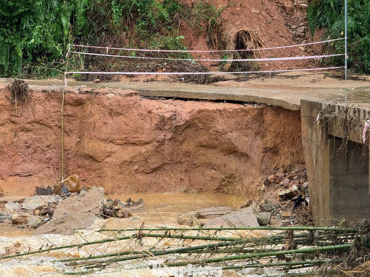 Rác, cây gỗ từ trên thượng nguồn theo dòng chảy tràn xuống khu vực chân cầu.