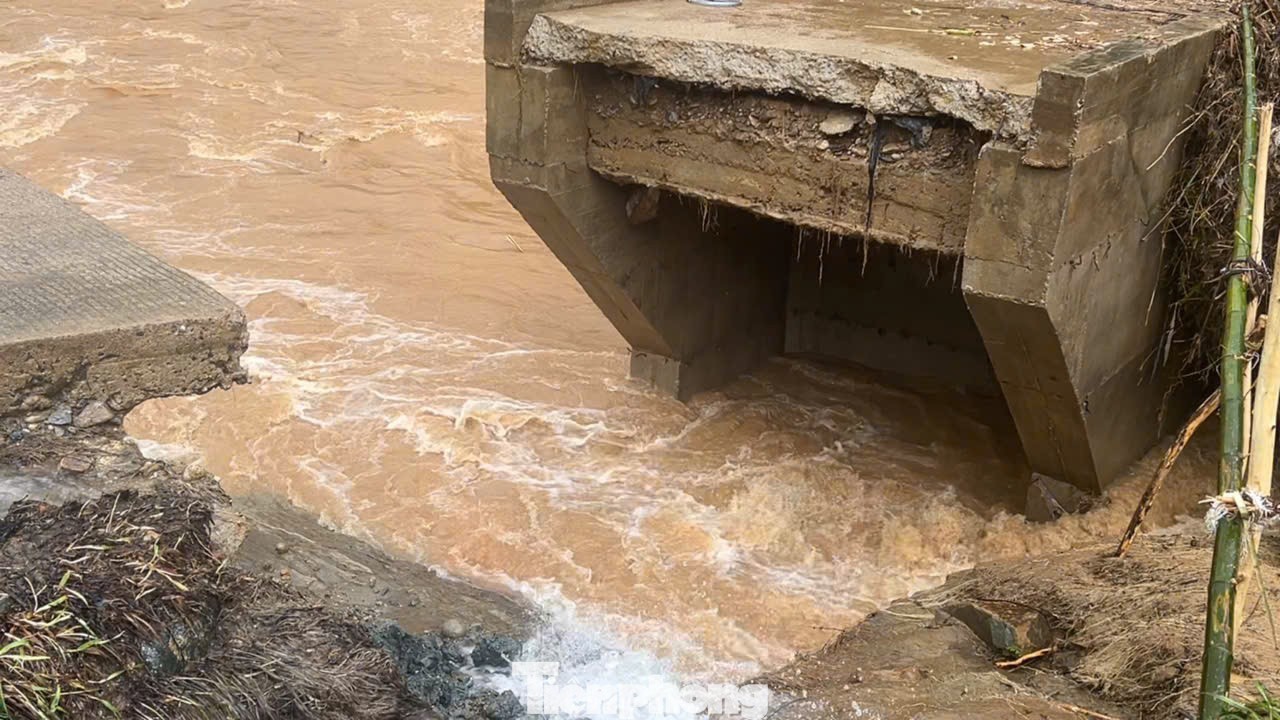 Nước lũ chảy xiết, gây sập mố cầu.