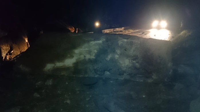 Tảng đá lớn rơi xuống chắn ngang đường đèo vào ngày 21-11-2014