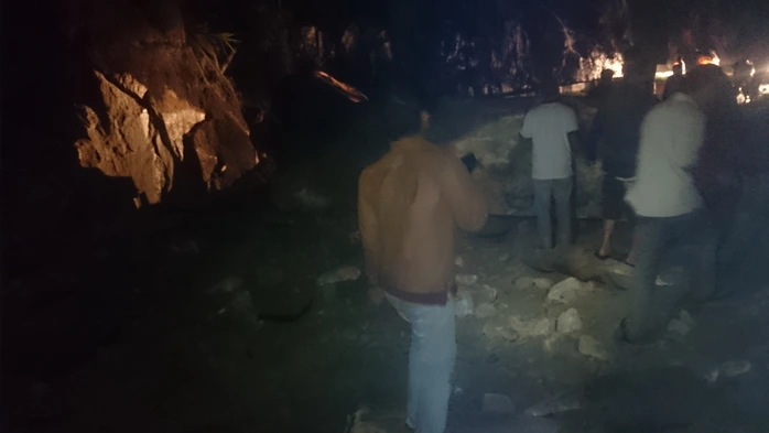 Tảng đá nằm chắn ngang đường gây ách tắc giao thông năm 2014