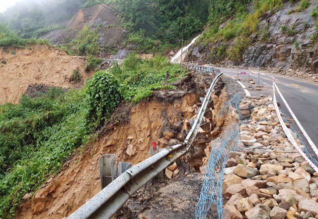 Sạt lở đèo Khánh Lê năm 2017 khiến tuyến đường tê liện gần nửa tháng. Trong đó 1 vụ thác nước cuốn trôi 2 người tử vong