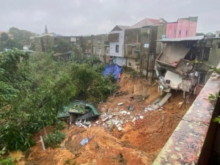 Sạt lở đất tại xã Khe Sanh, rợn người khi nhiều nhà dân lung lay trên vực thẳm