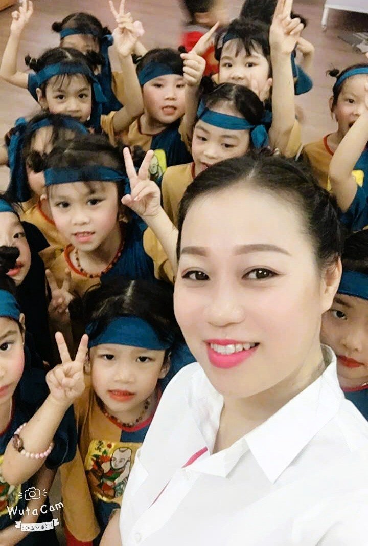 Những nụ cười, ánh mắt hồn nhiên của trẻ là niềm động viên lớn lao để cô Cao Thị Thu Hiền tiếp tục theo đuổi nghề giáo và lan tỏa tình yêu đến các học trò nhỏ. Ảnh: NVCC