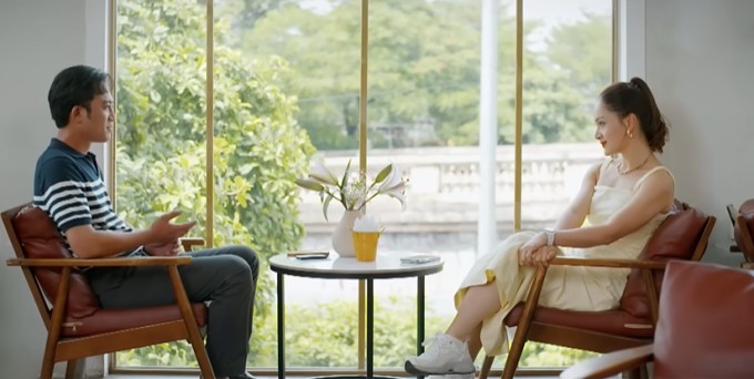 Đôi giày phong cách năng động này được Lan Phương diện với nhiều kiểu váy trong phim.