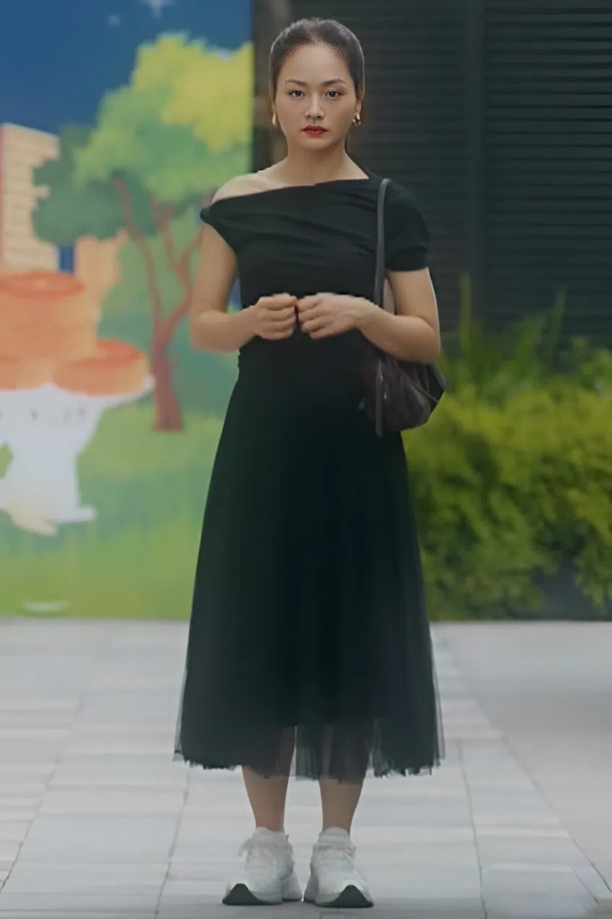 Kết hợp chân váy tulle với giày thể thao to sụ, đôi chân của Lan Phương trông bị ngắn.