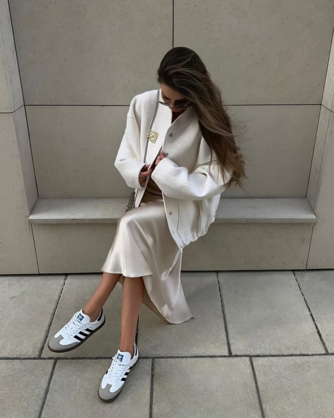 Trên thế giới, cách mix giày thể thao và váy không hiếm. Tuy nhiên các tín đồ thời trang thường chọn những thiết kế trendy, phom gọn, màu sắc trung tính.