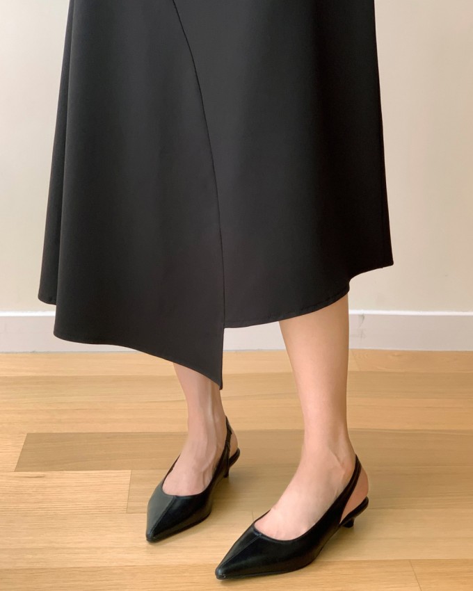 Giày sling-back cũng là món phụ kiện linh hoạt, dễ dàng kết hợp với nhiều kiểu váy dài quá gối.