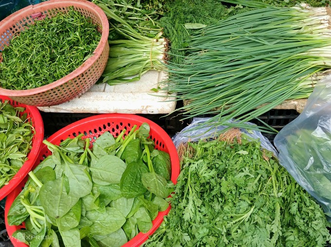 Hành lá, rau gia vị tại sạp của bà Hạnh ở chợ Xóm Mới (TP HCM). Ảnh: Hồng Châu