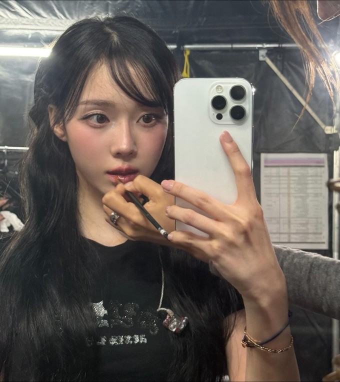 Tóc mái lệch giúp tinh chỉnh đường nét gương mặt. Ảnh: Instagram winter.aespa