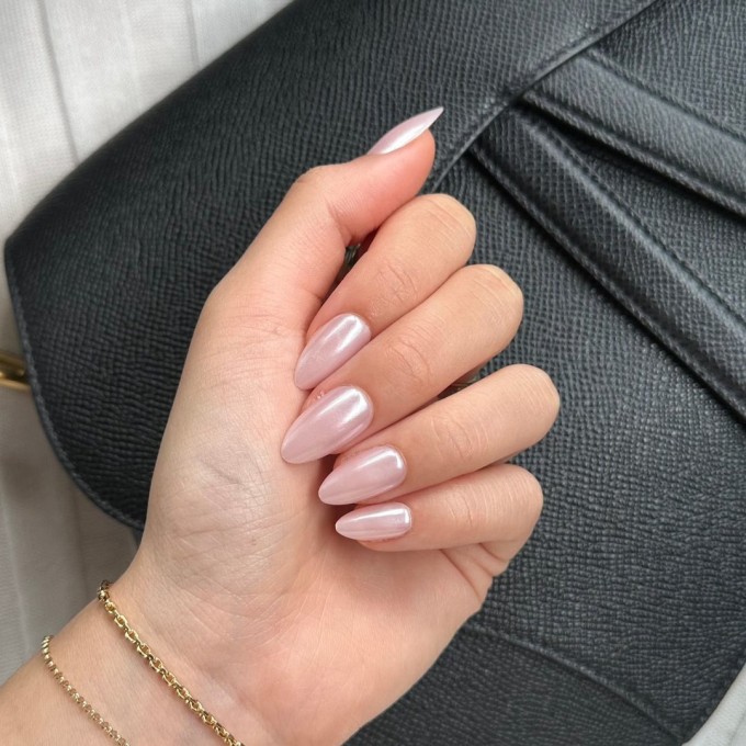 Dáng móng hạnh nhân kèm hiệu ứng nhũ ngọc trai giúp đôi tay trở nên mềm mại, tự nhiên.