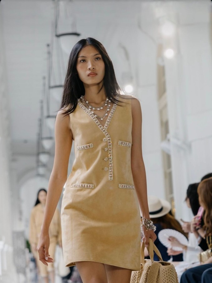 Cô trình diễn váy chữ A phối dây chuyền ngọc trai và túi tote Chanel. Huỳnh Tú Anh quê TP HCM, đăng quang The Face Vietnam 2023. Cô đầu quân cho Women Management ở Paris, Pháp và Major Model Management tại Milan, Italy từ tháng 9/2024. Ảnh: Nhân vật cung cấp