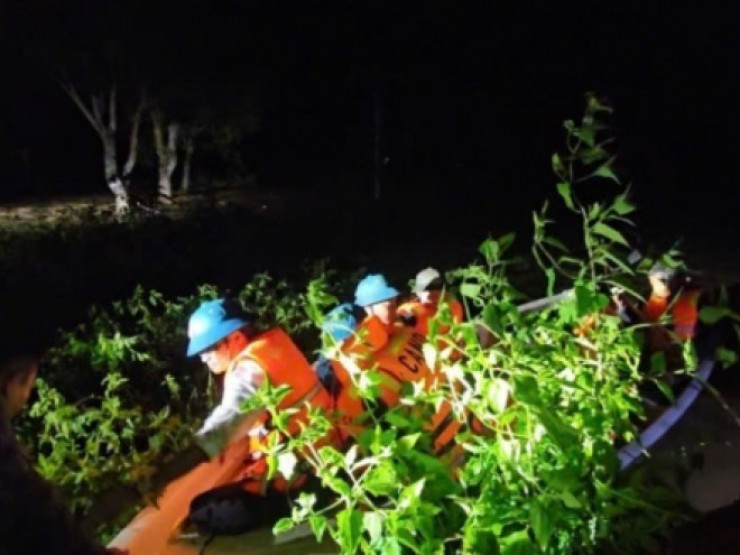 Chủ tịch xã chèo thuyền trong đêm lũ đưa đoàn công tác vào bờ an toàn