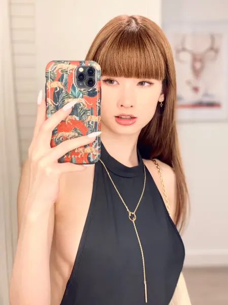 Pai Chung có tài khoản 13.000 người theo dõi, xây dựng hình ảnh 'yêu nữ hàng hiệu'. Ảnh: Instagram